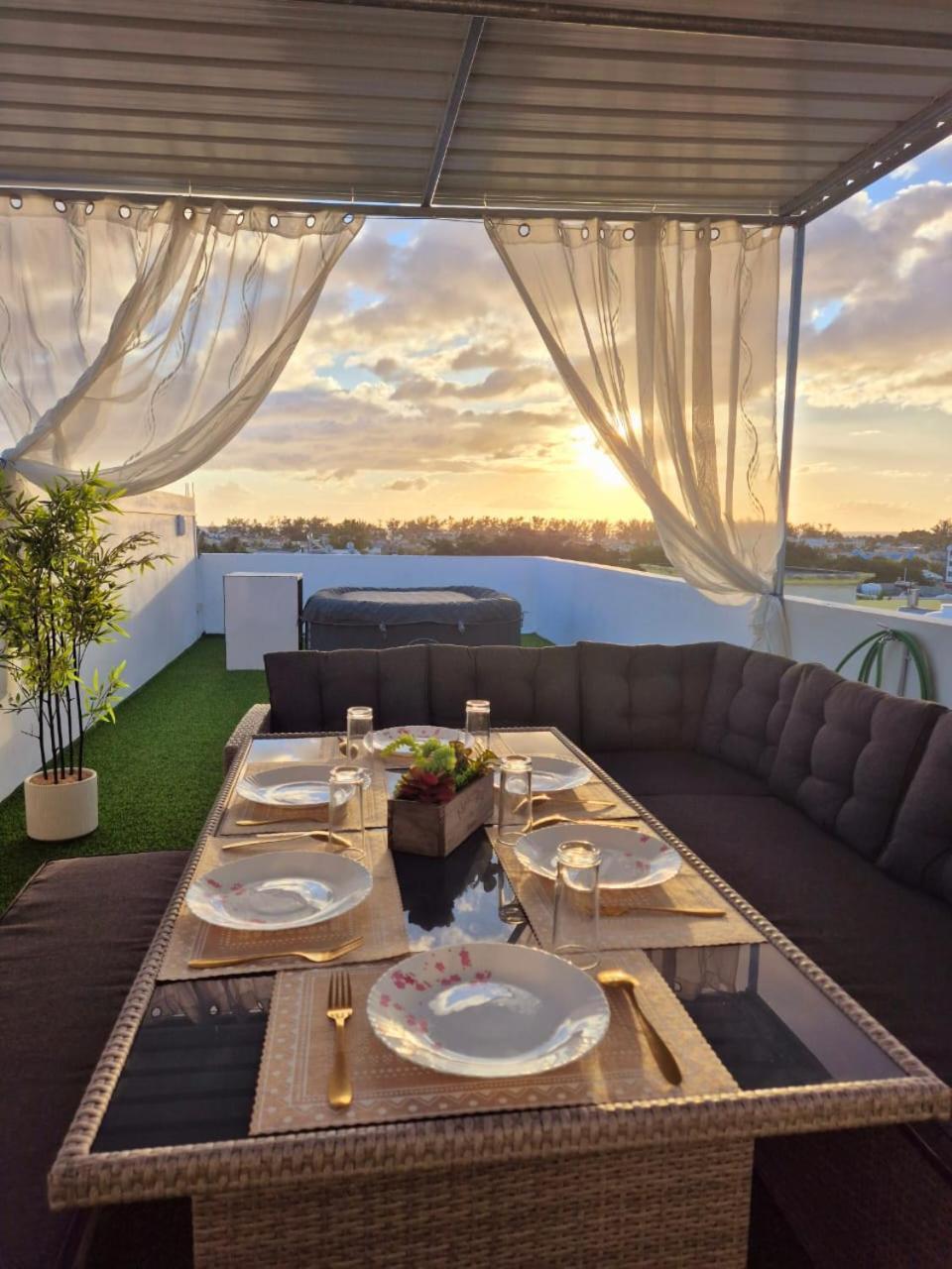 Skyview Apartment- Rooftop Penthouse With Sunset & Sea Views Flic en Flac Exterior foto