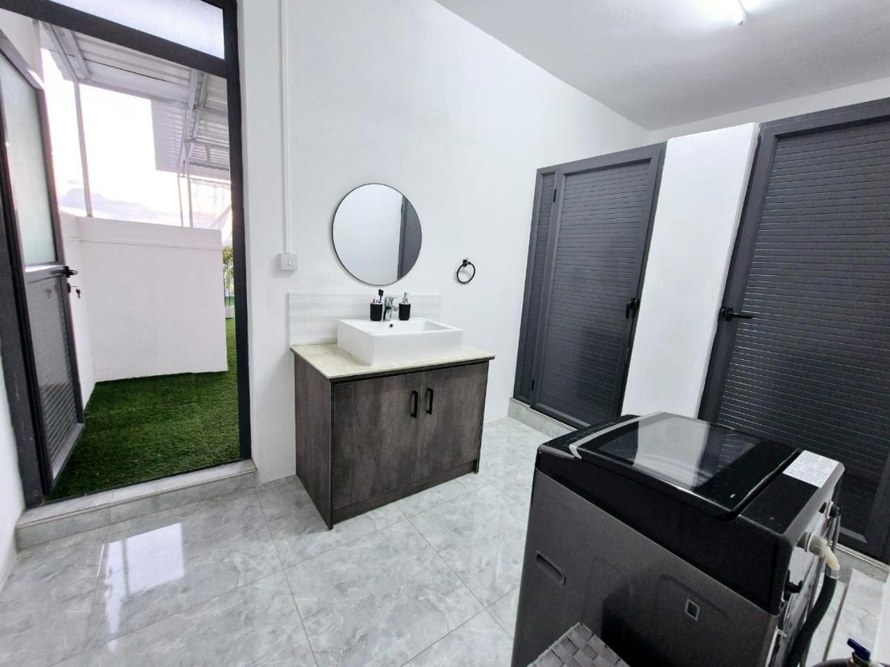 Skyview Apartment- Rooftop Penthouse With Sunset & Sea Views Flic en Flac Exterior foto