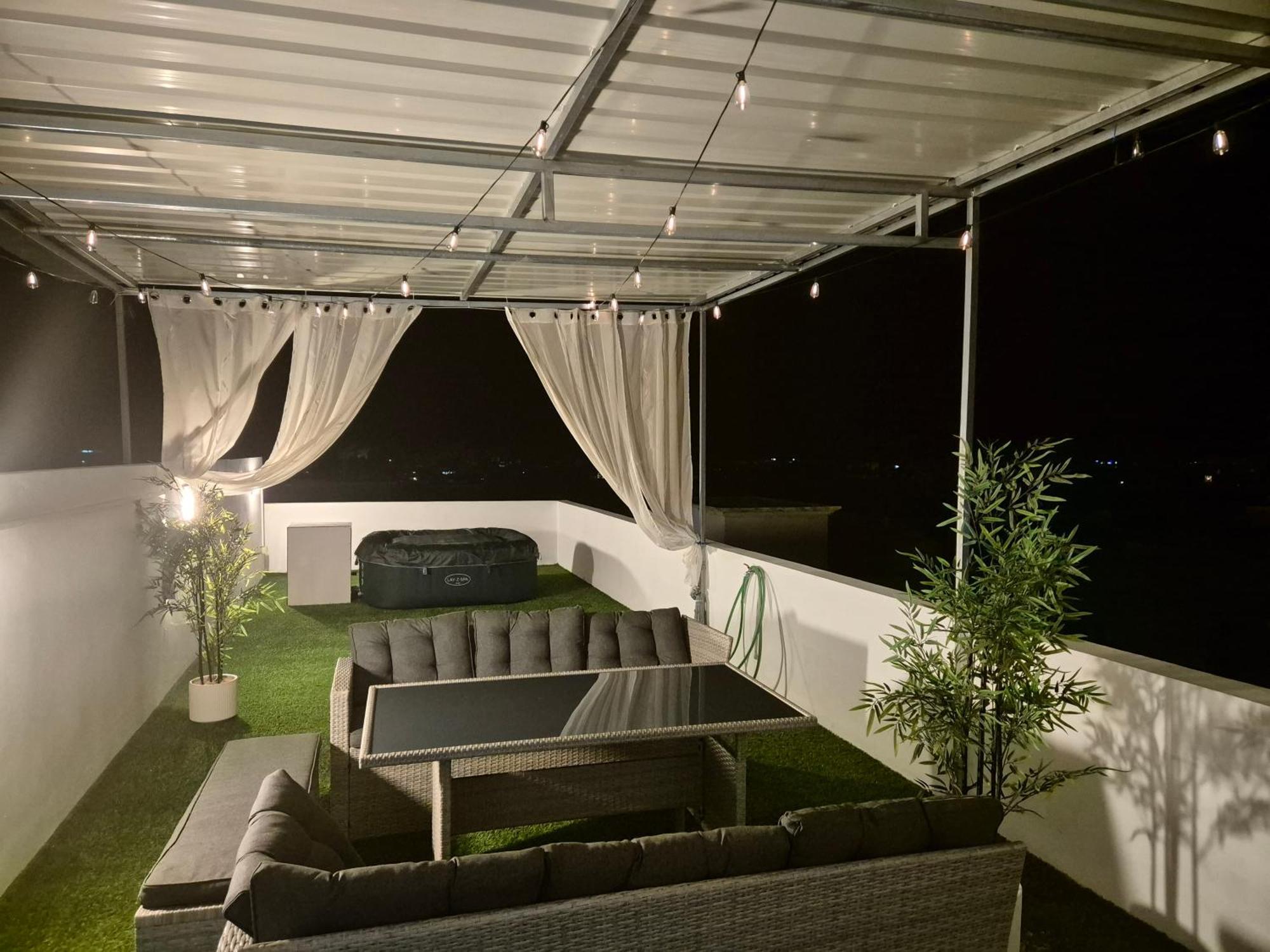 Skyview Apartment- Rooftop Penthouse With Sunset & Sea Views Flic en Flac Exterior foto